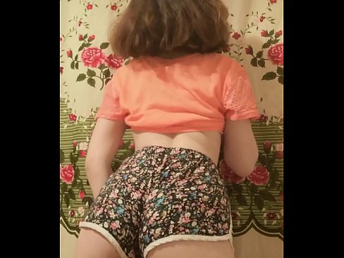 ❤️ Nena jove sexy despullant-se els pantalons curts davant la càmera Vídeo porno al porno ca.sexeey.ru