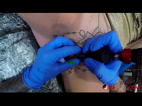 ❤️ La bomba Sully Savage, molt tatuada, es va tatuar al clítoris Vídeo porno al porno ca.sexeey.ru