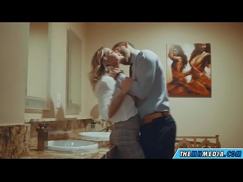 ❤️ Quan una rossa tetona et sedueix en un lavabo públic Vídeo porno al porno ca.sexeey.ru